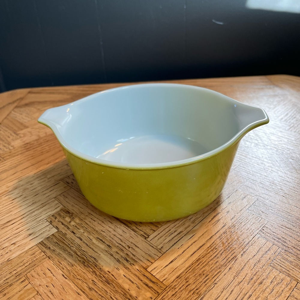 Vintage Pyrex verde green cinderella mixing bowl, 1 1/2 PT, #472